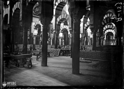 Homes a l'interior de la catedral-mesquita de Còrdova