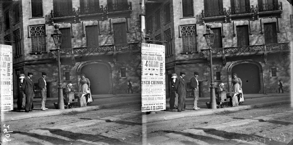 Homes i castanyera davant la Casa Coll al Passeig de Gràcia amb Casp