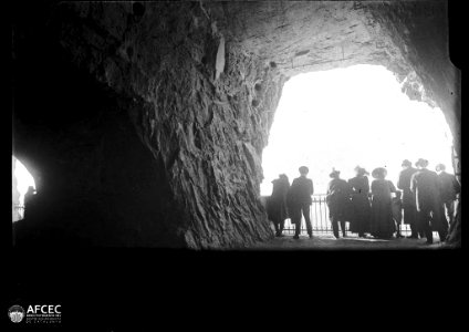 Homes i dones en un mirador excavat a la roca