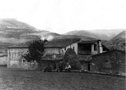 Homes asseguts davant de Can Vila, de l'Abella a Sant Martí de Centelles