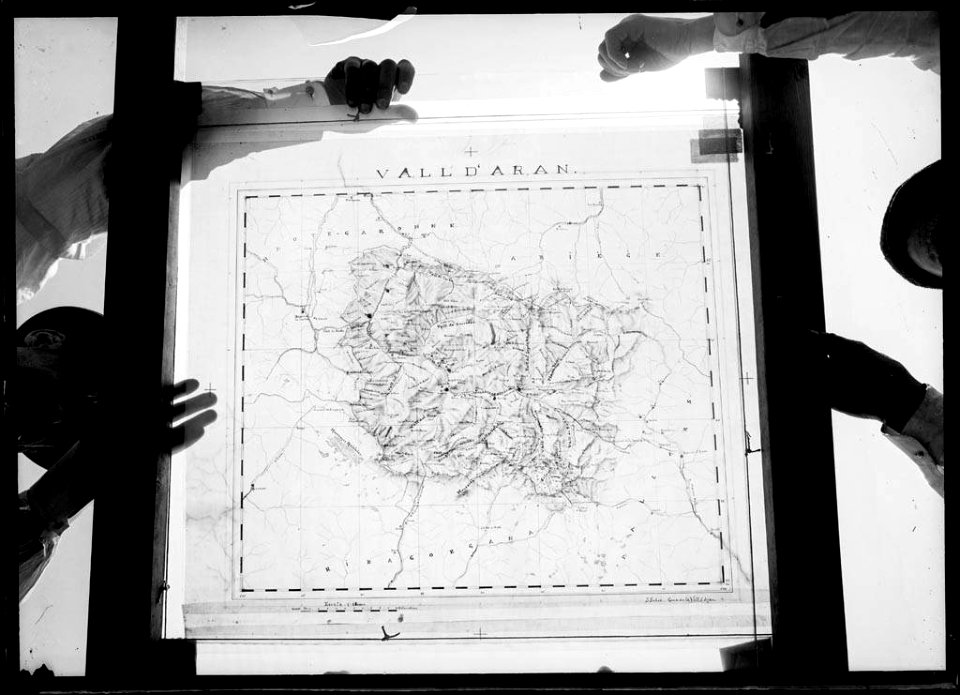 Homes observant un mapa de la Vall d'Aran