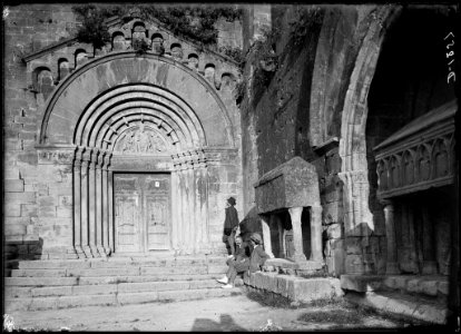 Homes davant la portalada de l'església parroquial de Santa Maria de Vallbona de les Monges