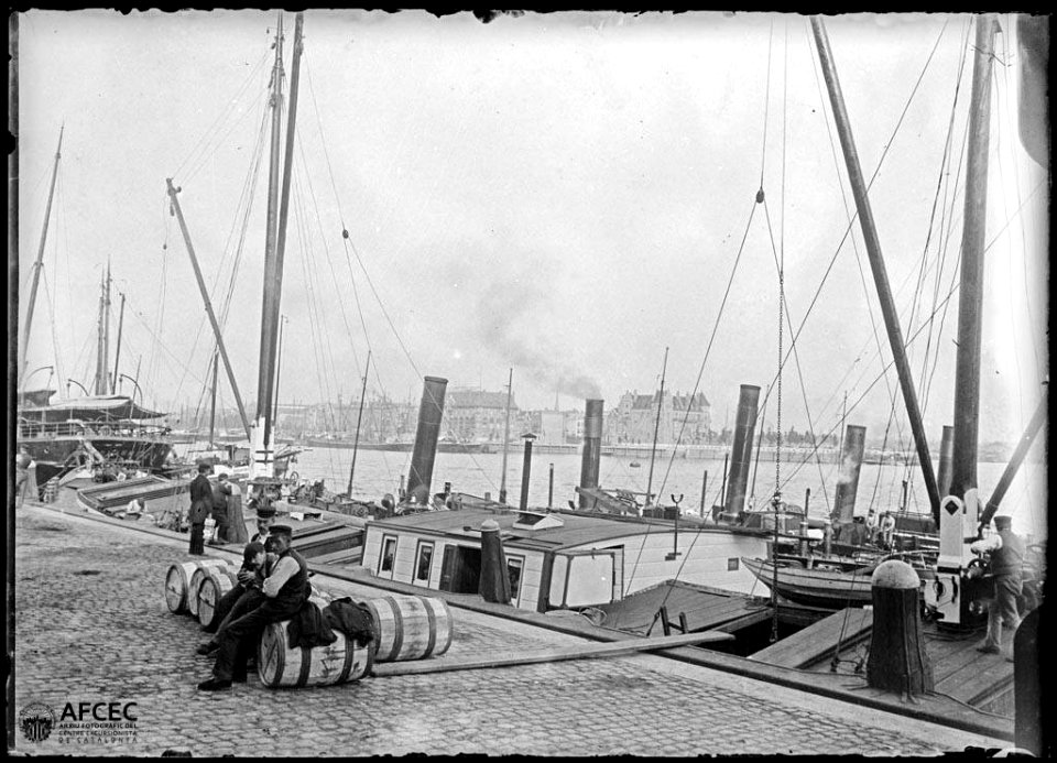 Homes en el moll d'un port d'un riu d'una ciutat suïssa