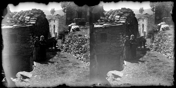 Homes i dones en un carrer de Tregurà de Dalt