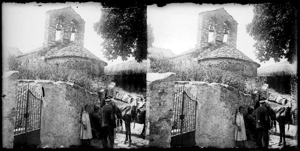 Homes i infants davant l'absis de l'església de Sant Marcel de Planès