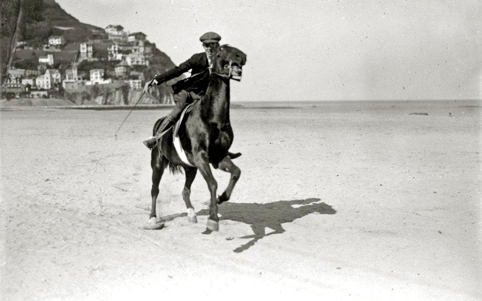 Hombre a caballo en la playa de Ondarreta (3 de 4) - Fondo Car-Kutxa Fototeka