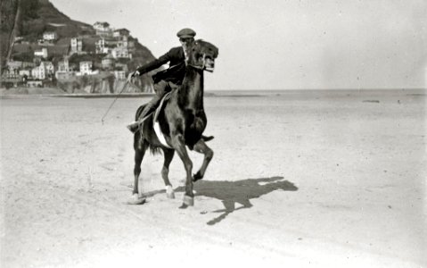 Hombre a caballo en la playa de Ondarreta (3 de 4) - Fondo Car-Kutxa Fototeka