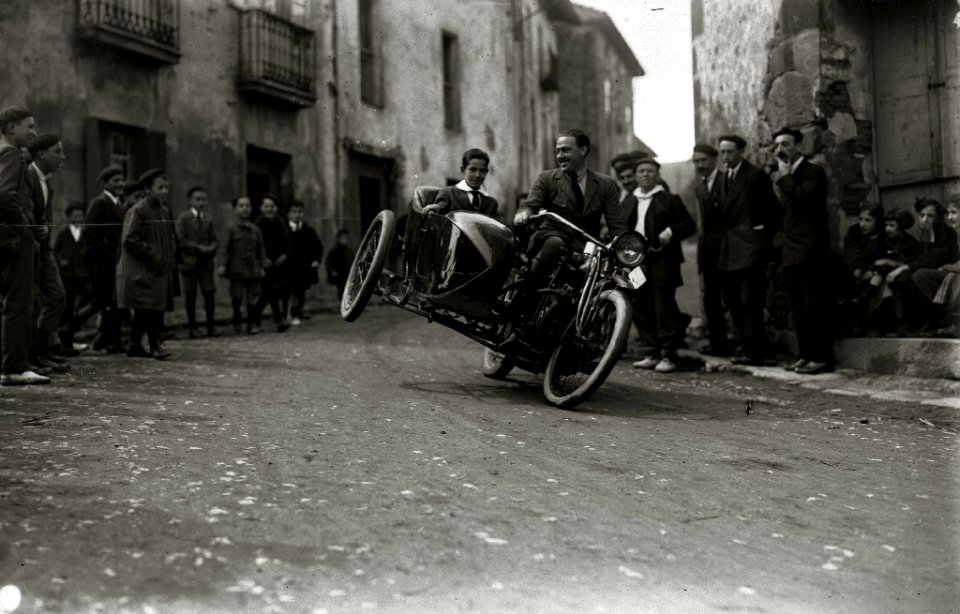 Hombre y niño en una moto sidecar (1 de 1) - Fondo Car-Kutxa Fototeka