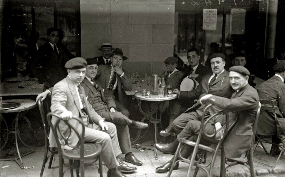 Hombres sentados en la terraza del Café Andia (2 de 3) - Fondo Car-Kutxa Fototeka