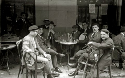 Hombres sentados en la terraza del Café Andia (2 de 3) - Fondo Car-Kutxa Fototeka