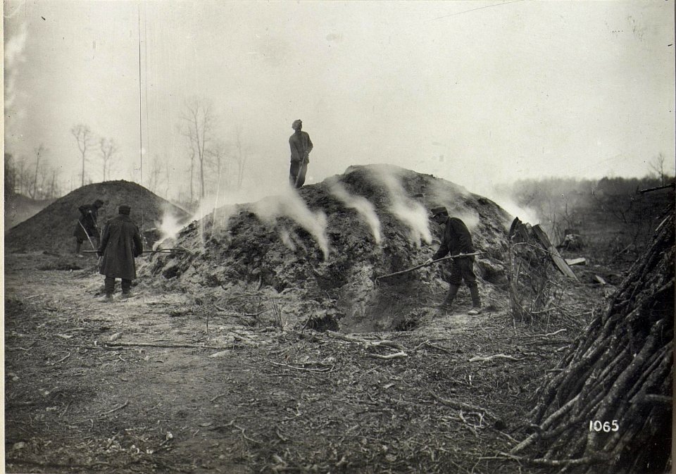 Holzkohlenmeiler im Abschnitt der 4. k.u.k. Armee (BildID 15684416)