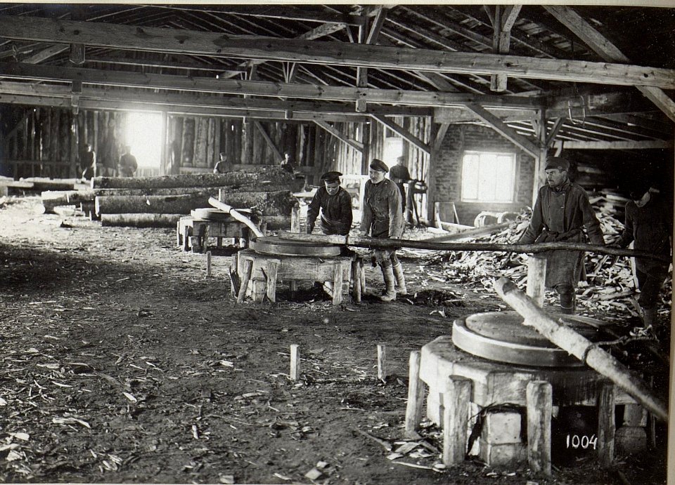 Holzverarbeitung im winterlichen Galizien (BildID 15683337)