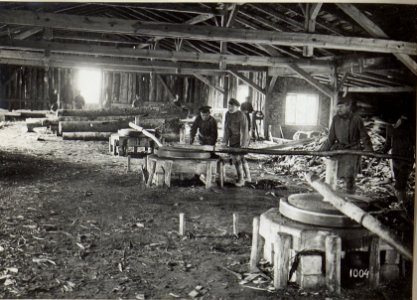 Holzverarbeitung im winterlichen Galizien (BildID 15683337)