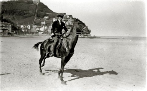Hombre a caballo en la playa de Ondarreta (1 de 4) - Fondo Car-Kutxa Fototeka