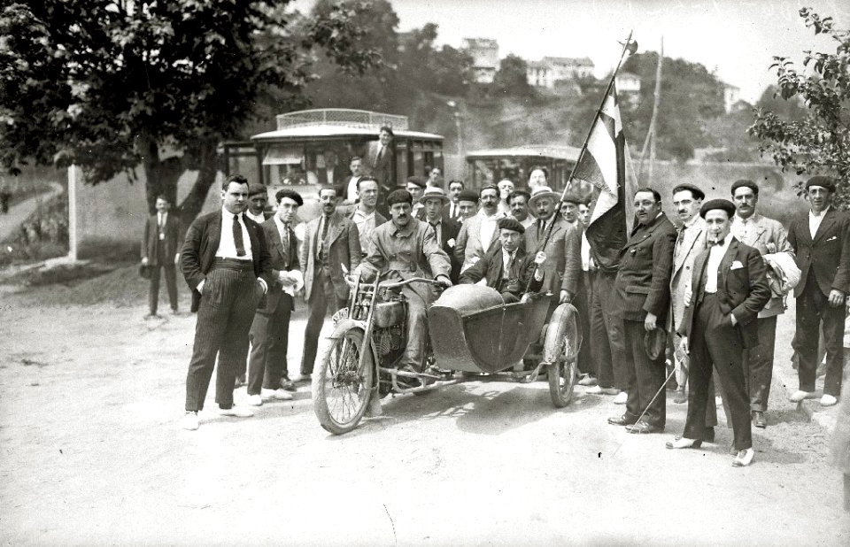 Hombres montados en una moto con sidecar por las calles de Hernani (2 de 2) - Fondo Car-Kutxa Fototeka