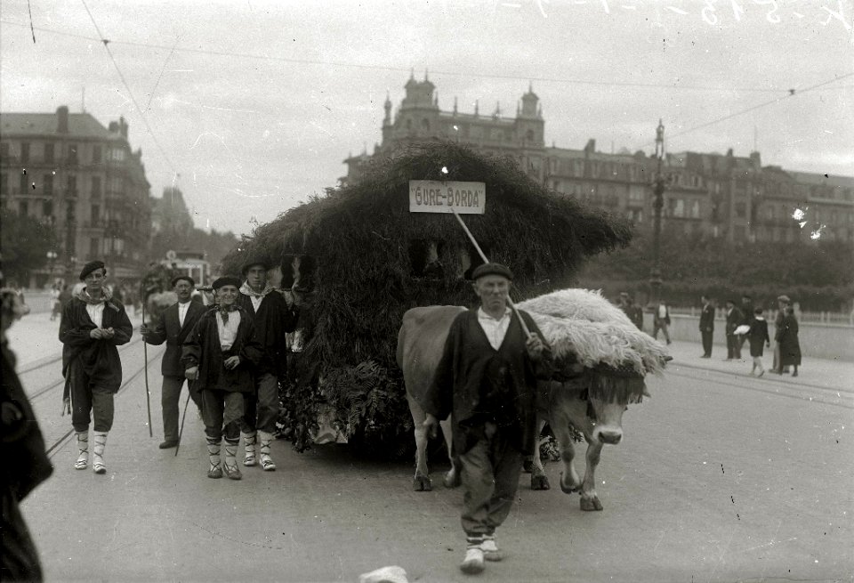 Hombres vestidos de caseros en una carroza tirada por bueyes en el puente Santa Catalina (1 de 1) - Fondo Car-Kutxa Fototeka