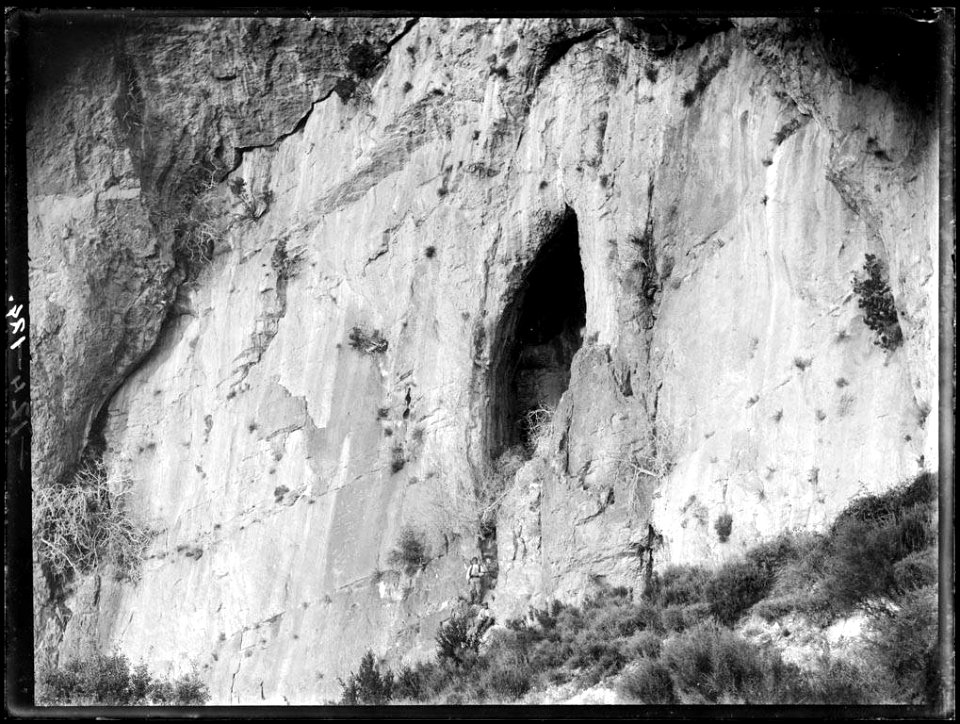 Home a la Cova Negra de Corsà en Àger
