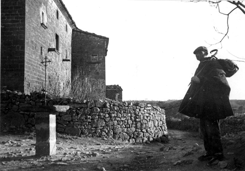 Home en un camí, davant d'una masia de Sant Cristófol de Freixanet