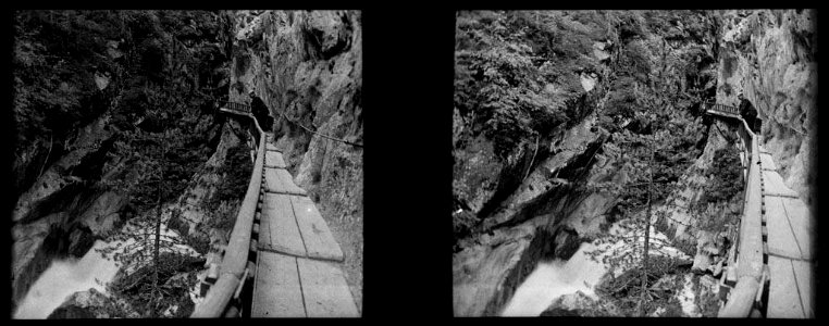 Home en una passera al vessant d'un congost amb una cascada