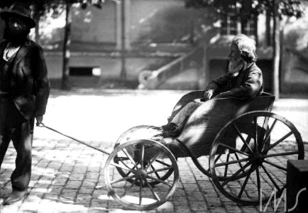 Homem idoso em pequena carruagem - Vincenzo Pastore photo