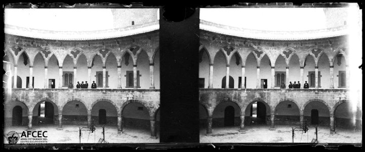 Homes al pati circular del Castell de Bellver