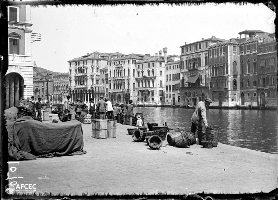 Homes amb cistells a la riba del Gran Canal de Venècia