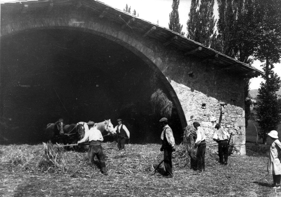 Homes duent a terme la batuda dins de la cabana del Cavaller de Vidrà