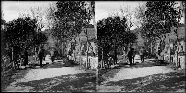 Homes en un passeig a la rodalia del monestir de Sant Jeroni de la Murtra