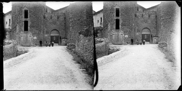 Homes i nens davant el Portal de Graells de Cardona