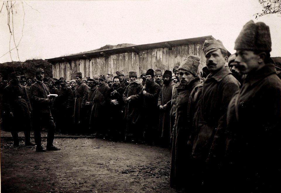 Homecomers at the intelligence section in Wladimir Wolinsky (BildID 4816731)