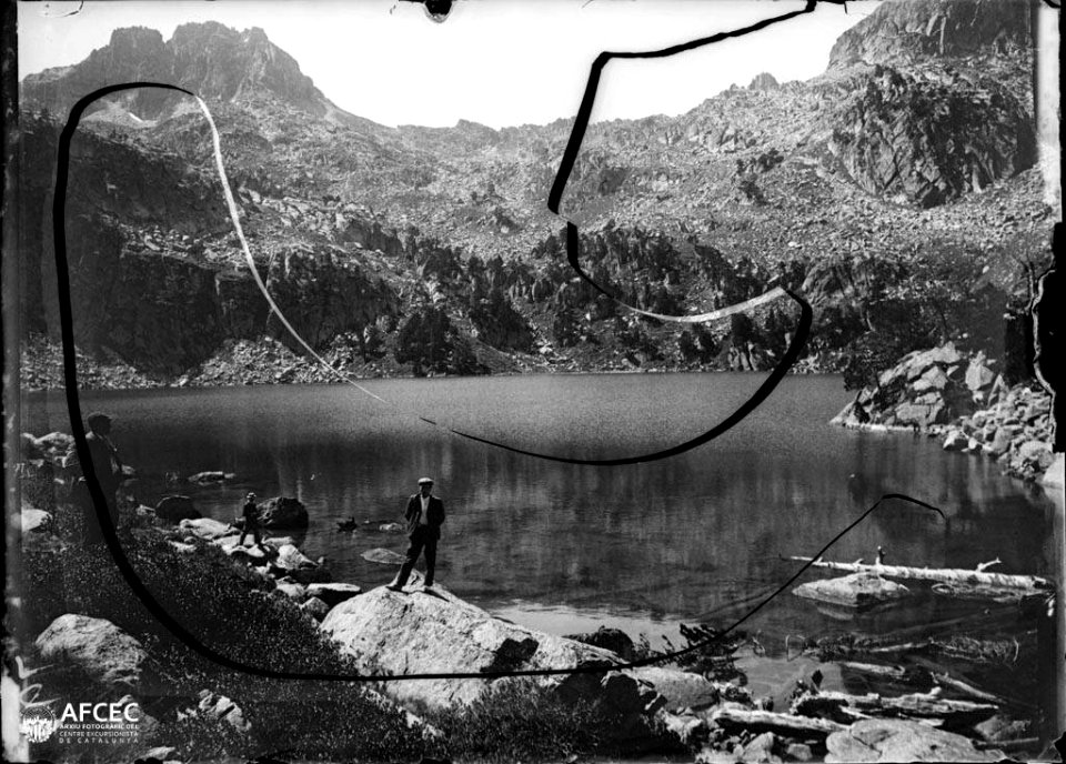 Homes a la riba de l'estany de Gerber voltat de muntanyes (AFCEC MORELLO A 0793)