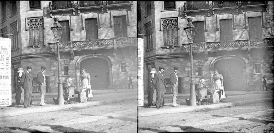Homes i castanyera davant la Casa Coll al Passeig de Gràcia amb Casp (AFCEC BORDAS X 067)