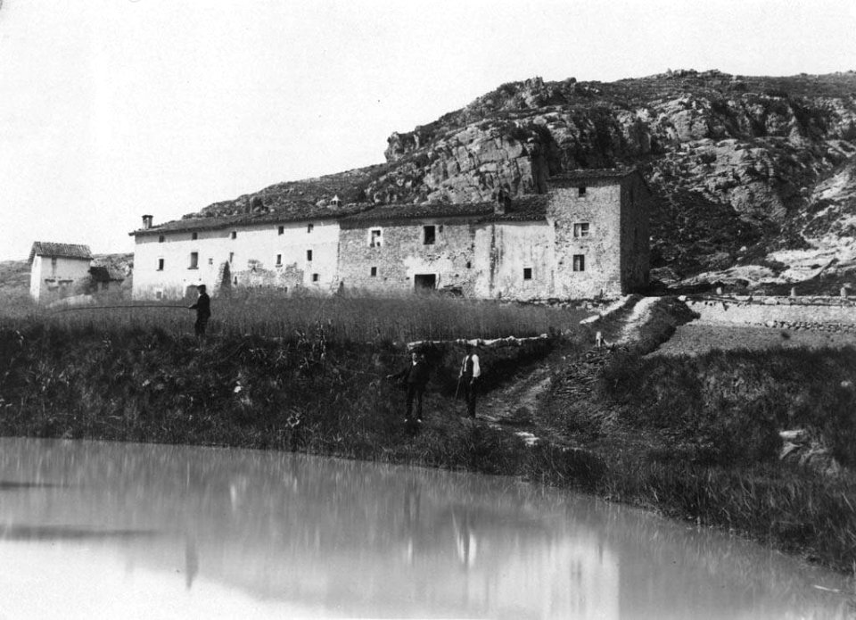 Homes pescant en un llac davant de l'Hostal de Sant Antoni, a Centelles