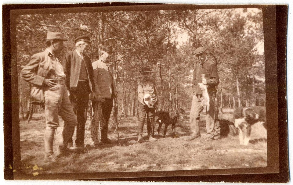 Hommes venant de tuer un lapin - Fonds Berthelé - 49Fi1855