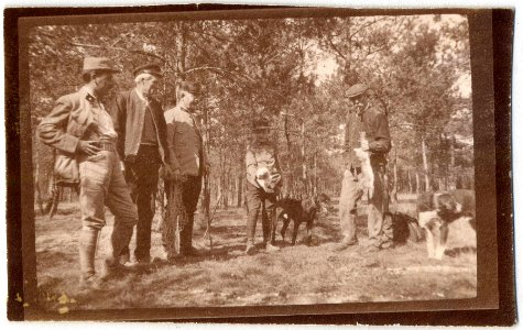 Hommes venant de tuer un lapin - Fonds Berthelé - 49Fi1855