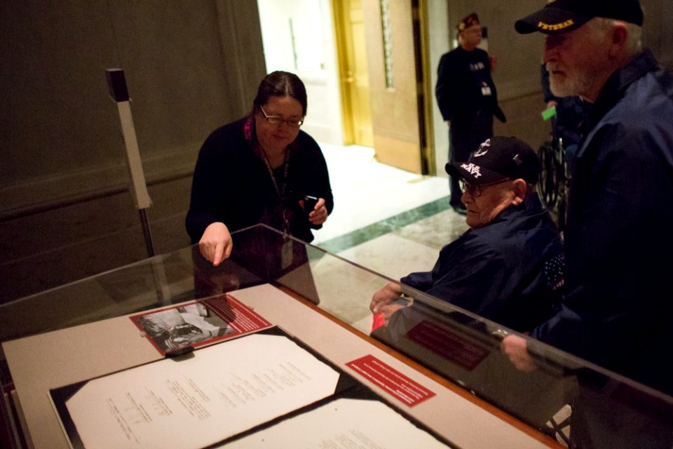 Honor Flight 20151019-01-051 (22338400635)