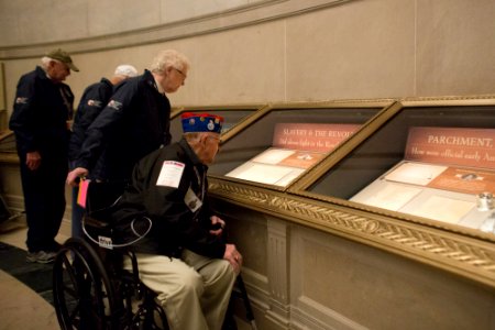 Honor Flight 20151019-01-097 (22325345622)