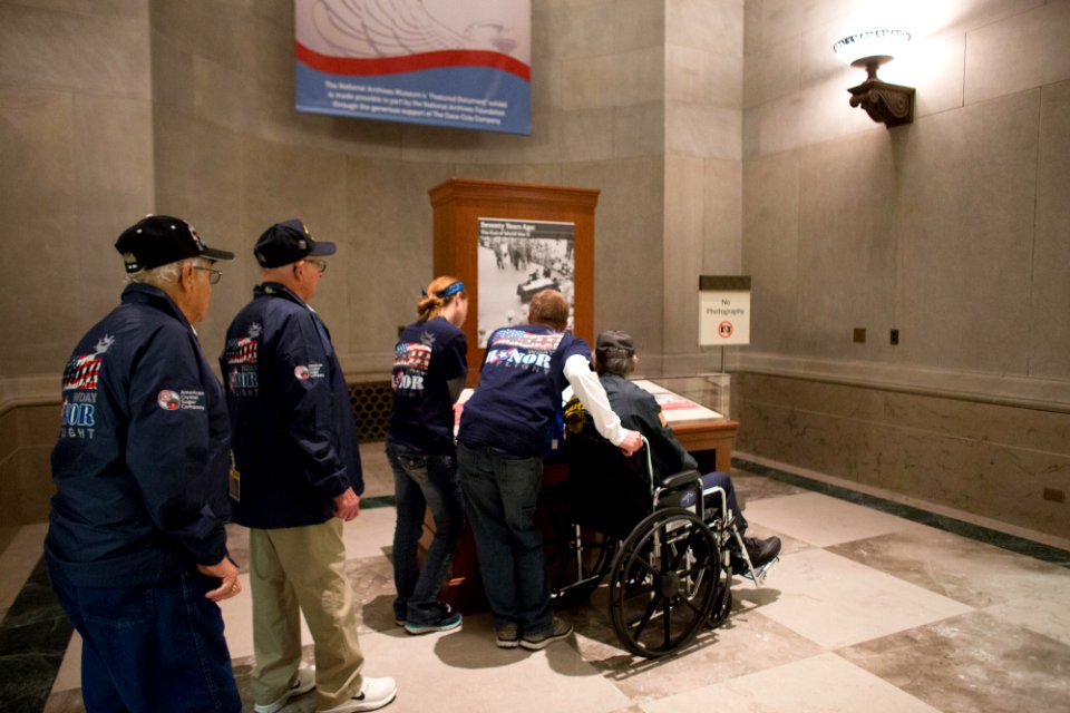Honor Flight 20151019-01-105 (22151503599)