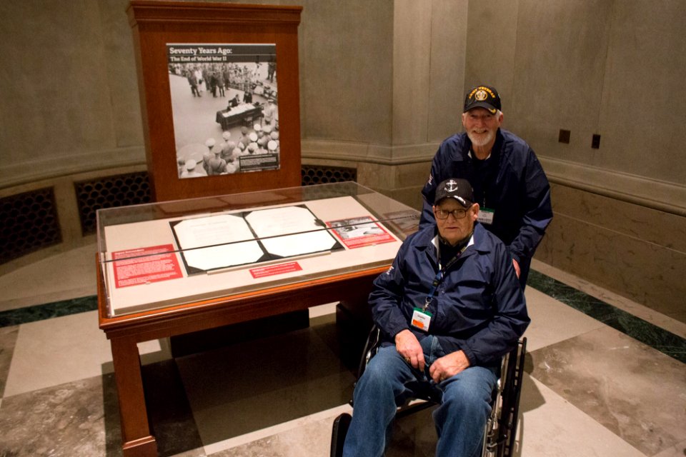 Honor Flight 20151019-01-087 (22150341440)