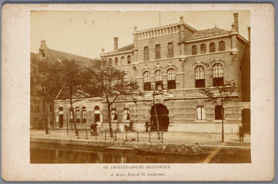 Hoofdwacht van de Amsterdamsche Brandweer, Prinsengracht 237, gebouwd in 1873. Links Prinsengracht 235 en 233