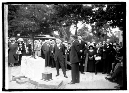 Hoover laying cornerstone, Am. Chamber of Commerce, 5-16-22 LCCN2016846370