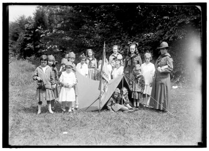 HOOVER, MRS. HERBERT C. GIRL SCOUTS; PICNIC AT HOOVER HOME LCCN2016869387