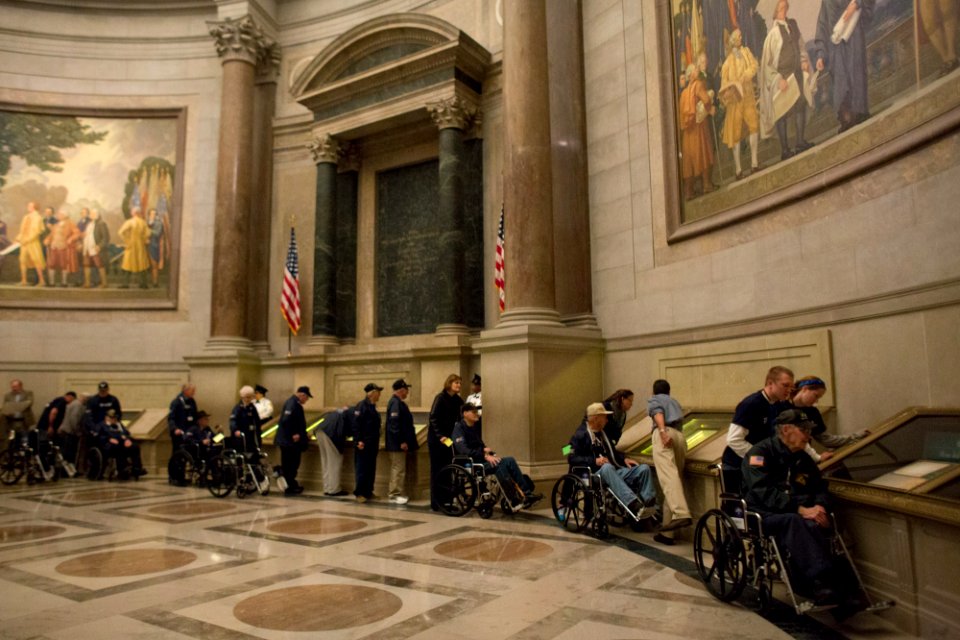 Honor Flight 20151019-01-098 (22325344802)