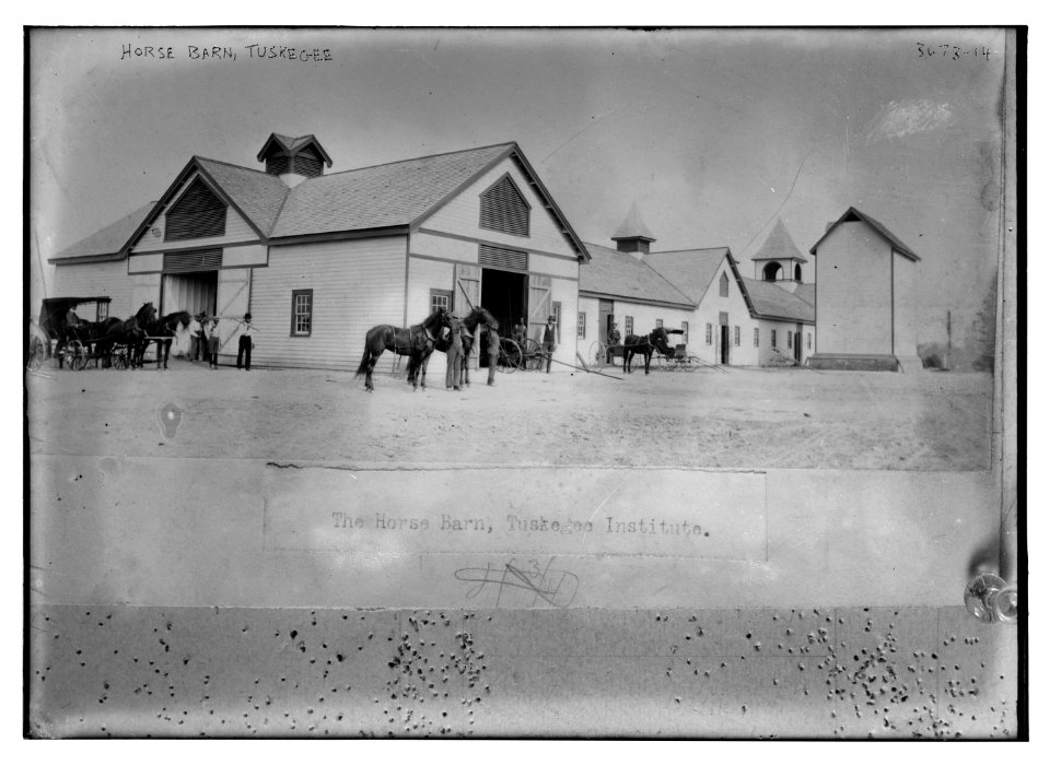 Horse Barn, Tuskegee LCCN2014700316