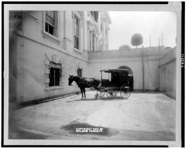 Horse drawn delivery wagon at entrance of White House kitchen LCCN92501156