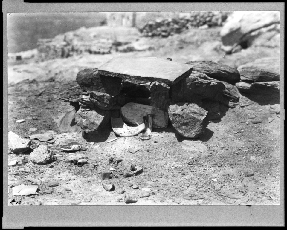 Hopi Indian's grave, Mishongnovi, Arizona LCCN2002716419