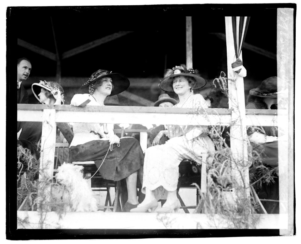 Horse show, 1921, 5-14-21, Mrs. Sen. P.G. Gerry, Mrs. Reynolds Hitt LOC npcc.04170