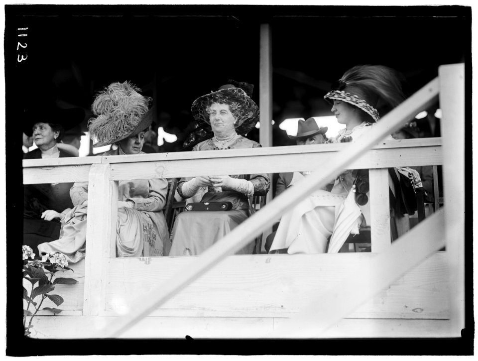 HORSE SHOWS. BAKMETIEFF, MME. WIFE OF RUSSIAN AMBASSADOR., HENGELMULLER VON HENGERVAR WIFE OF THE AMBASSADOR FROM AUSTRI-HUNGARY., McLEAN, MRS. EDWARD BEALE LCCN2016863686