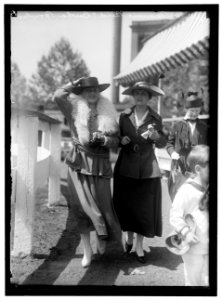 HORSE SHOWS. BUTLER BOWLES AND MISS MAURINE (...) LOC hec.07774