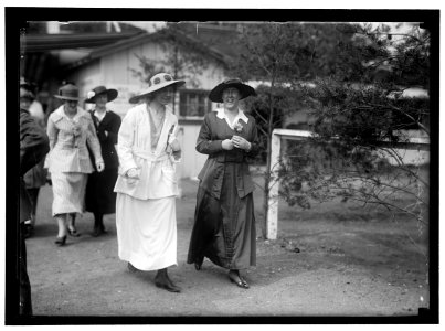 HORSE SHOWS. HARRIS AND EWING STAFF; IMOGENE JAMES AND MILDRED BARTHOLOW LCCN2016867008